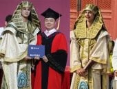 الزى الفرعونى يتوج باحثا مصريا معتزا بهويته أثناء حصوله على الماجستير فى الصين