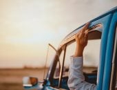 تعرف على الطاقة الإيجابية التى تحصل عليها عند النقر على سقف سيارتك