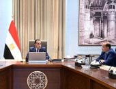 رئيس الوزراء يجتمع مع محافظ البنك المركزي ووزير المالية لاستعراض عددٍ من الملفات