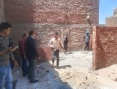 إزالة سقف دور مخالف بعقار فى العجوزة واتخاذ الإجراءات القانونية.. صور