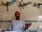 من الجد للأحفاد.. "الدندراوي" يحافظ على مهنة الفسيخ في دشنا بقنا منذ 35 عاما