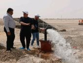 بدء العد التنازلى لتنفيذ المرحلة الأولى من مشروع "الواحات الخضراء" لدعم صغار المزارعين شمال مدينة الخارجة.. يعمل بالطاقة الشمسية ويشمل أشجار النخيل والمانجو والنباتات الطبية والعطرية.. و17 أسرة تستفيد منه.. صور