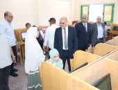 رئيس جامعة سوهاج يتابع امتحانات التيرم الثانى بمركز الاختبارات الإلكترونية