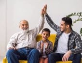 لما تبقى أب هتفهم.. 6 تفاصيل تتغير فى علاقتنا بأهلنا بعد الإنجاب