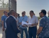 محافظ قنا يتفقد الحملة الميكانيكية والترعة المغطاة بنقادة