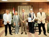 آداب أسيوط تعرض إصدارا علميا دوليا خلال لقاء نائب رئيس الجامعة للدراسات العليا