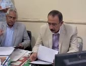 محافظ سوهاج يفحص ملفات تقنين الأراضى فى جولة مفاجئة بساقلته.. فيديو