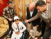 محافظ السويس يحقق أمنية طفلة مريضة ويهديها كرسيًا متحركًا