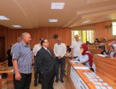 رئيس جامعة كفر الشيخ يتفقد امتحانات كلية الحاسبات والمعلومات