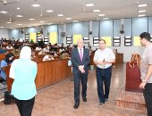 رئيس جامعة قناة السويس يتابع الامتحانات المسائية بكلية التجارة