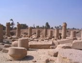 حكايات زمان تصنع التاريخ.. قرية الشيخ عبادة فى المنيا بناها الإمبراطور هارديان عام 120 ق.م.. تضم بقايا أعمدة من معبد رمسيس الثانى ومعالم أثرية من كل العصور.. وبداخلها منزل السيدة مارية القبطية زوجة الرسول.. صور