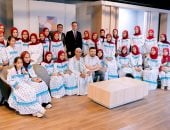 المسلماني يستقبل كورال الفلاحين بقرية الدوامة قبيل الظهور في توك شو (من ماسبيرو)