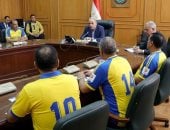 محافظ الإسماعيلية يجتمع بقدامى الدراويش لبحث سبل إنقاذ الفريق