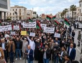 توطين الأجانب يفجر أزمة في ليبيا.. احتجاجات ومهلة لإغلاق مفوضية اللاجئين