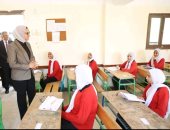 محافظ الوادي الجديد تتابع انطلاق امتحانات الشهادة الإعدادية بلجان الخارجة