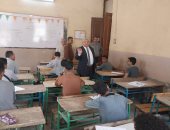 وكيل تعليم الأقصر يتفقد امتحانات الشهادة الإعدادية.. صور
