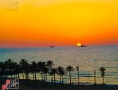 سحر لا يقاوم.. غروب الشمس يحول شواطئ العريش إلى لوحة ذهبية
