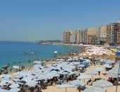 هربا من حرارة الجو.. إقبال على شواطئ الإسكندرية فى الإجازات.. الشواطئ الشرقية ترفع الراية الخضراء وتسمح بالسباحة والألعاب المائية.. الشواطئ المجانية الأكثر إقبالا والهانوفيل يرفع لافتة كامل العدد.. فيديو وصور