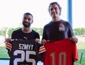 محمد صلاح يتبادل قميص منتخب مصر مع نجم كليفلاند براونز لكرة القدم الأمريكية