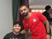 استقبال خاص من التوأم ومحمد صلاح لمشجع فلسطينى فى فندق المنتخب.. صور