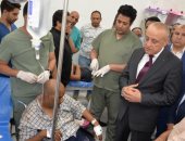 محافظ الأقصر يزور نائب رئيس حي وسط بالمستشفى بعد تعرضه لحادث أثناء العمل