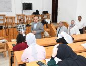 رئيس جامعة قناة السويس يتفقد امتحانات كلية التربية ويؤكد توفير مناخ آمن للطلاب