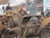 رفع الأكشاك المخالفة والتعديات على خط التنظيم خلال حملات فى بولاق الدكرور.. صور
