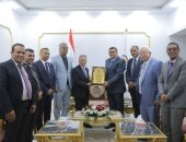 محافظ قنا يستقبل النقيب العام لأطباء مصر ويؤكد تعزيز التعاون لدعم القطاع الطبي