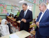محافظ الشرقية يتفقد لجان امتحانات للشهادة الإعدادية بالزقازيق