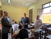 محافظ قنا يحيل 4 ملاحظين ومراقب للتحقيق بسبب محمول وكتاب عربي