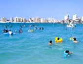 ملاذ الباحثين عن الراحة.. أجواء منعشة على شواطئ مطروح والساحل الشمالي