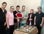 بالحلوى والورد.. احتفال بمستشفى بسيون لإنقاذ طفل من الموت بعد تعرضه للغرق