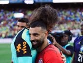محمد صلاح وشوبير بالأحضان مع أليسون بيكر بعد مباراة مصر والبرازيل.. صور