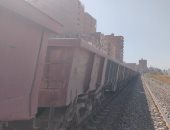 خروج عربة قطار بضائع عن القضبان في سوهاج.. مباشر