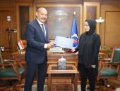 عقد عمل ومساعدة إنسانية من محافظ السويس لأسرة الطفل باسل