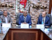 نائب محافظ سوهاج يبحث التوسع فى مشروعات توصيل الغاز الطبيعى