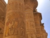سحر النقوش والألوان على جدران صالة الأعمدة بالكرنك تبهر سياح العالم.. صور