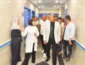 جولة مفاجئة لمحافظ أسيوط داخل مستشفى ديروط المركزي لمتابعة الخدمات الطبية
