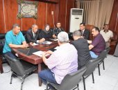 مدير تعليم سوهاج يتابع انتظام امتحانات الشهادة الإعدادية من غرفة العمليات