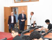 رئيس جامعة القناة يتابع امتحانات الآداب والعلوم الإنسانية 