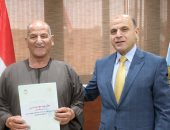 محافظ الغربية يُسلّم 9 عقود تقنين أراضي أملاك الدولة للمستفيدين