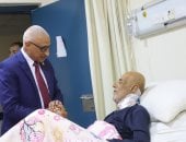 محافظ شمال سيناء يزور الجرحى الفلسطينيين بمستشفى العريش العام