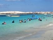شواطئ مطروح الخلابة تستعد لزخم المصيف وتفتح أحضانها لعشاقها.. استعادة الذكريات والتخلص من الهموم وتجديد الطاقة على ساحل البحر.. الاستمتاع بالطبيعة البكر والهدوء ونقاء الأجواء أكثر ما يميز مصيف مطروح