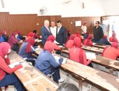 رئيس جامعة قناة السويس يتابع امتحانات كليتى علوم الرياضة والتجارة