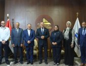 رئيس جامعة دمياط يعقد اجتماعًا مع ممثلي هيئة الاعتماد والرقابة الصحية