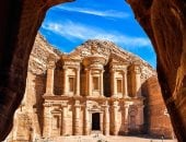 6 مبانٍ أثرية مهيبة منحوتة فى الجبال.. أبرزها البتراء فى الأردن