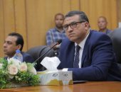 محافظ قنا يناقش 301 شكوى وطلب للمواطنين ويوجه بحلول عاجلة