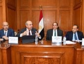 وزير الطيران يستعرض استراتيجية الوزارة لتعزيز كفاءة القطاع واستدامته
