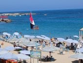 أجواء منعشة على شواطئ الإسكندرية منذ الصباح والمواطنين يستمتعون بالسباحة