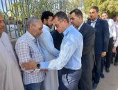 محافظ أسوان يشارك فى تشييع جثمان معلمة توفيت أثناء الإشراف على الامتحانات